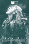 12135: Drag to hell ( Sam Raimi ) Alison Lohman, Justin Long, Lorna Raver, David Paymer, Dileep Rao, Reggie Lee, Jessica Lucas, Sage Stallone, Fernanda Romero, Adriana Brazza, Chelcie Ross, Bojana Novakovic, Joanne Baron, Bonnie Aarons