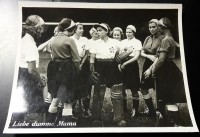 Film Aushangfoto: Liebe dumme Mama ( 1934 ) Mädchen beim Kricket spielen