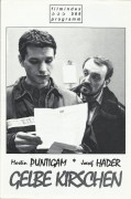 566: gelbe Kirschen ( Leopold Lummerstorfer ) Martin Puntigam, Sandra Bra, Josef Hader, Konstantin Reichmuth, Erwin Leder,Georg Friedrich, Maria Hofstätter, Ursula Strauss, Norbert Perchtold, Grazyna Dylag, Ildiko Babos, Stanislav Pietras, Stephan Paryla