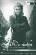 13005: Die Bücherdiebin ( Brian Percival ) Geoffrey Rush, Emily Watson, Sophie Nelisse, Ben Schnetzer, Nico Liersch, Heike Makatsch, Julian Lehmann, Kirsten Block, Oliver Stokowski, Hildegard Schroedter, Roger Allam, Ben Becker, Rainer Bock, Barbara Auer,