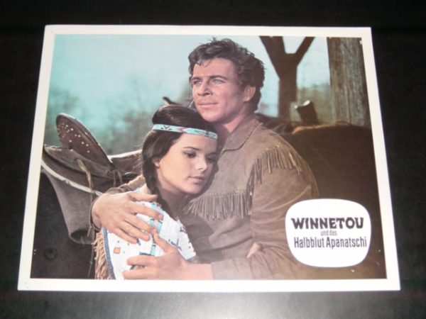 Winnetou und das Halbblut Apanatschi, Umarmt mit Götz George