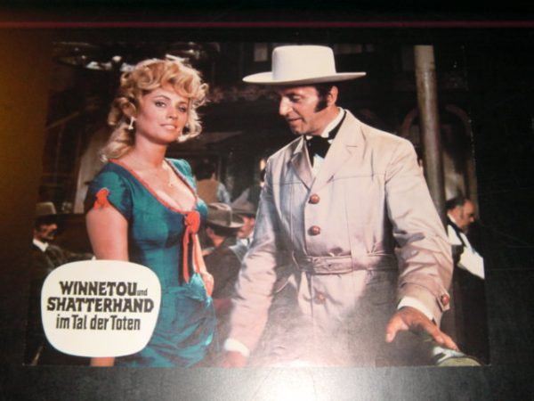 Winnetou im Tal des Todes, Eddie Arent im Saloon mit Bardame