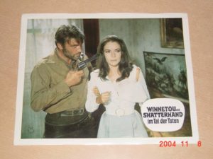 Winnetou im Tal des Todes, Karin Dor von Banditen bedroht ..