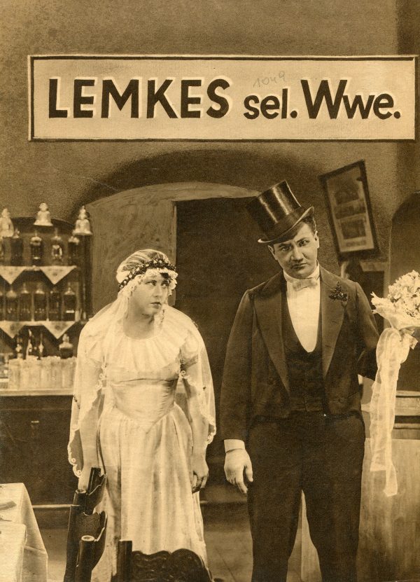 1049: Lemkes sel. Wwe. (Carl Boese) Gustav Rickelt, Frieda Richard, Fritz Kampers, Lissi Arna, Margarete Kupfer, Gerhard Dammann, Paul Westermeyer, Wolfgang Zilzer, Hermann Picha, Josefine Dora, Emmy Wyda, Sophie Pagay, Hannelore Benzinger, Max Maximilia