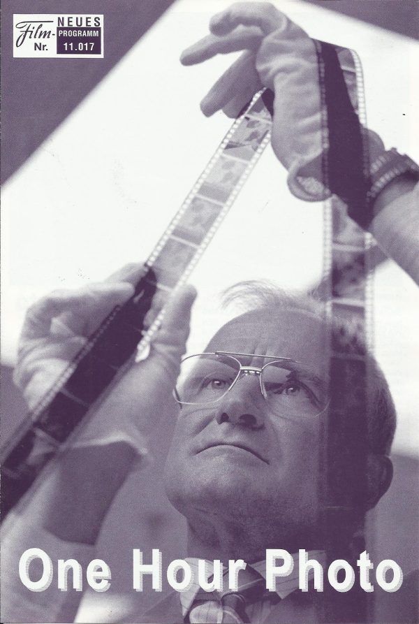 11017: One Hour Photo ( Mark Romanek ) Robin Williams, Connie Nielsen, Michael Vartan, Dylan Smith, Erin Daniels, Paul Hansen Kim, Lee Garlington, Gary Cole