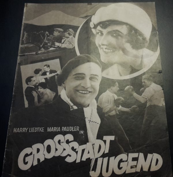 893: Grossstadt Jugend ( Rudolf Walther Fein ) Harry Liedtke, Maria Paudler, Ida Wüst, Trude Lehmann, Alex Sascha, Carl Auen, Hermann Picha, Hilde Auen, Wilhelm Diegelmann, Sylvia Torf, Max Maximilian,