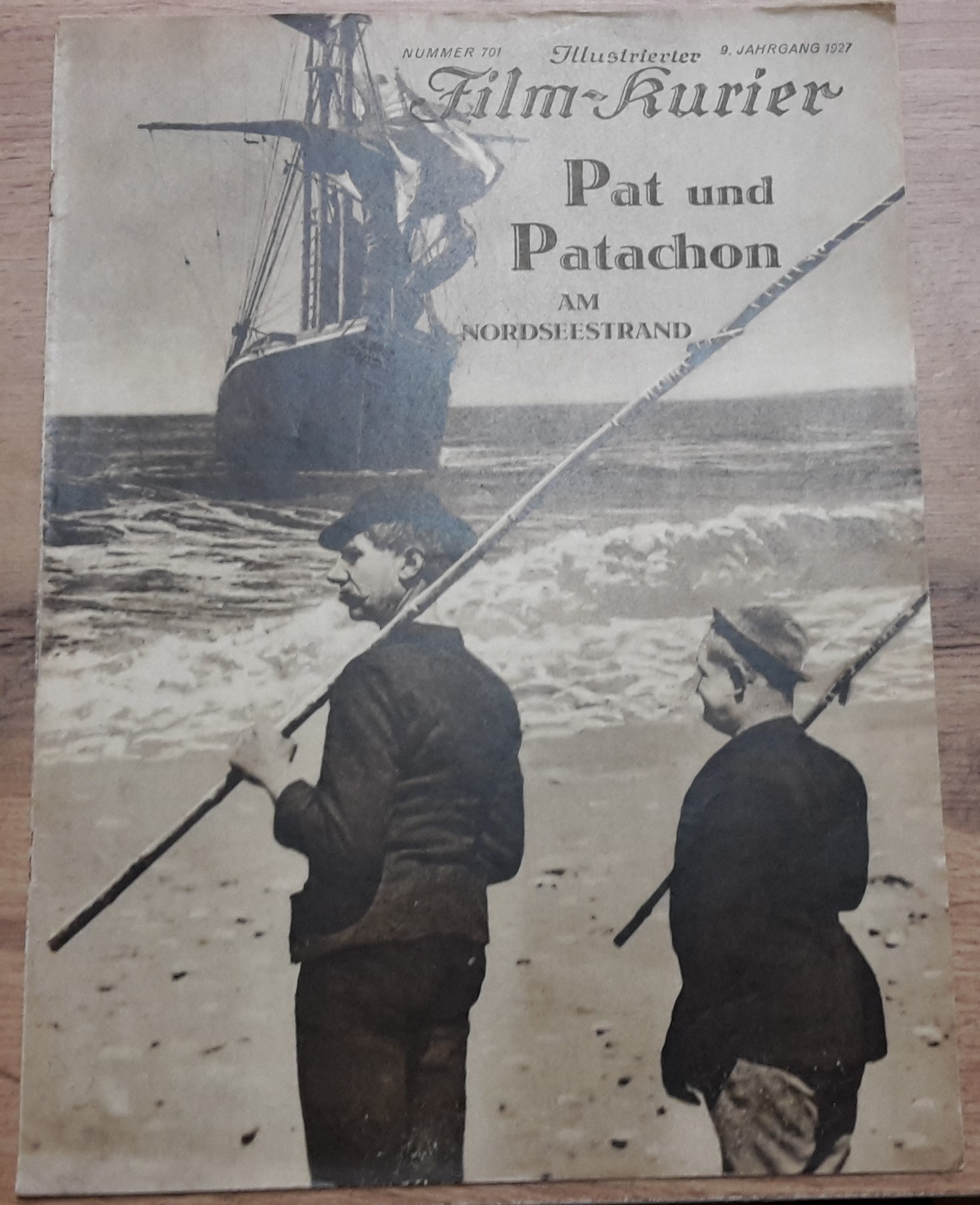701: Pat & Patachon am Nordseestrand ( Lau Lauritzen ) Karl Schenström, Harald Madsen, Karin Nellemose, Petrine Sonne, Erling Schröder, Karl Jörgensen,